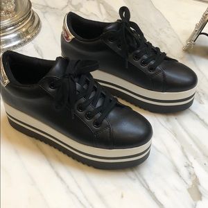 Size 6.5 Steve Madden platform sneakers